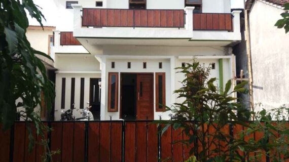 jasa tukang las jogja buat kombinasi pagar pintu gerbang dengan besi dan kayu yang minimalis