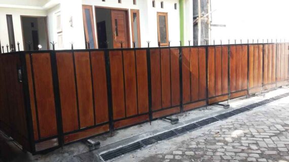 kombinasi pagar pintu gerbang dengan besi dan kayu yang minimalis buatan tukang las yogyakarta