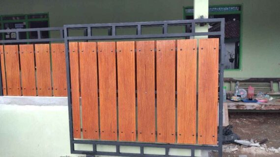 kombinasi pagar pintu gerbang dengan besi dan kayu yang minimalis. tukang las jogja