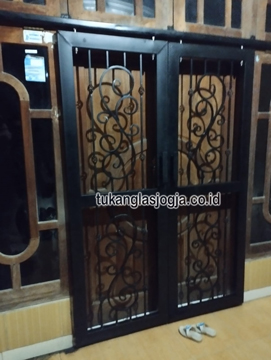 Teralis Pintu Klasik Minimalis