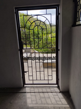 Teralis Pintu Minimalis